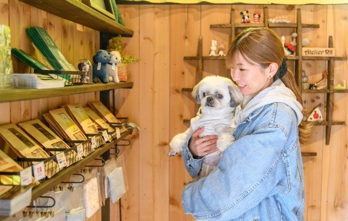 犬を抱える女性